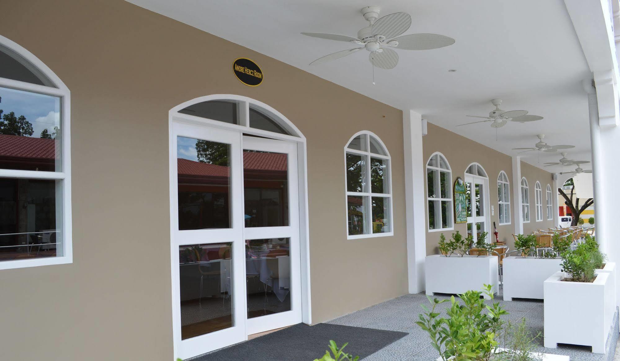 Kingsley'S Hotel And Gastro Pub Mabalacat Екстер'єр фото