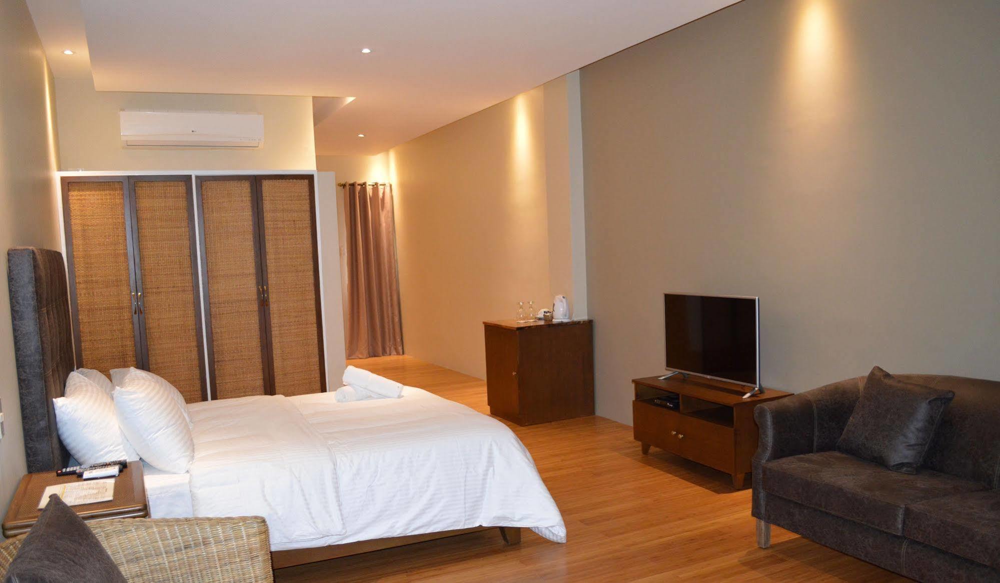 Kingsley'S Hotel And Gastro Pub Mabalacat Екстер'єр фото