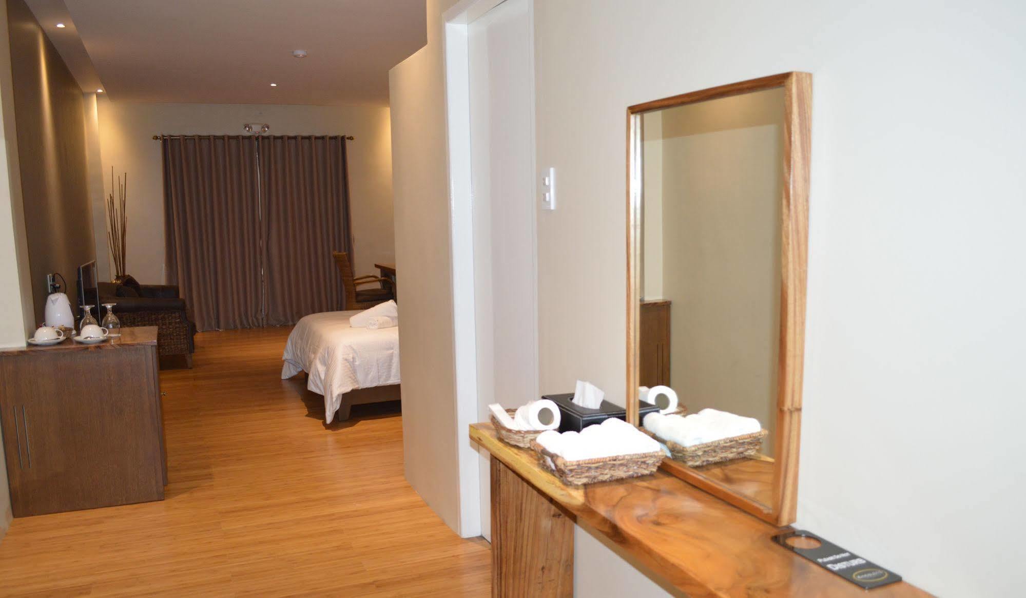 Kingsley'S Hotel And Gastro Pub Mabalacat Екстер'єр фото