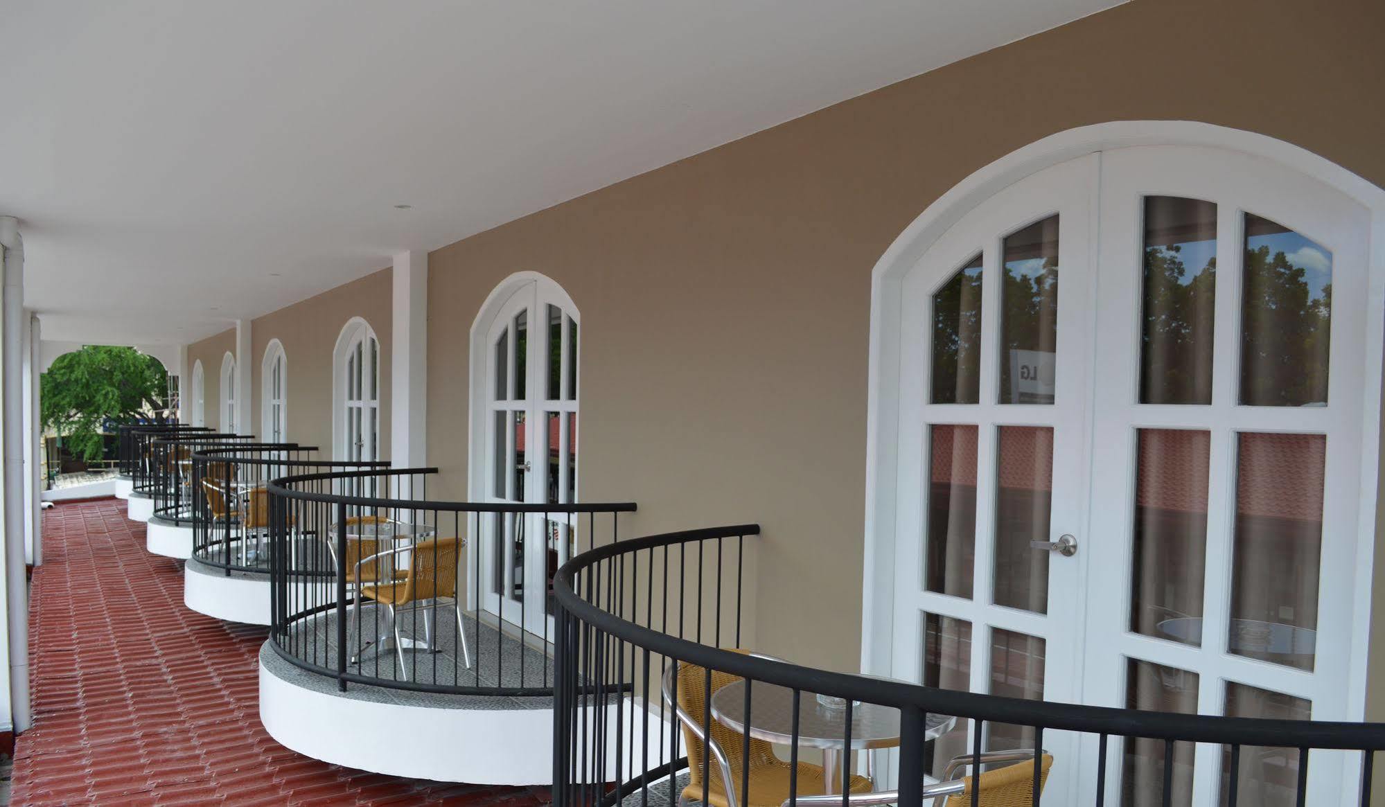 Kingsley'S Hotel And Gastro Pub Mabalacat Екстер'єр фото