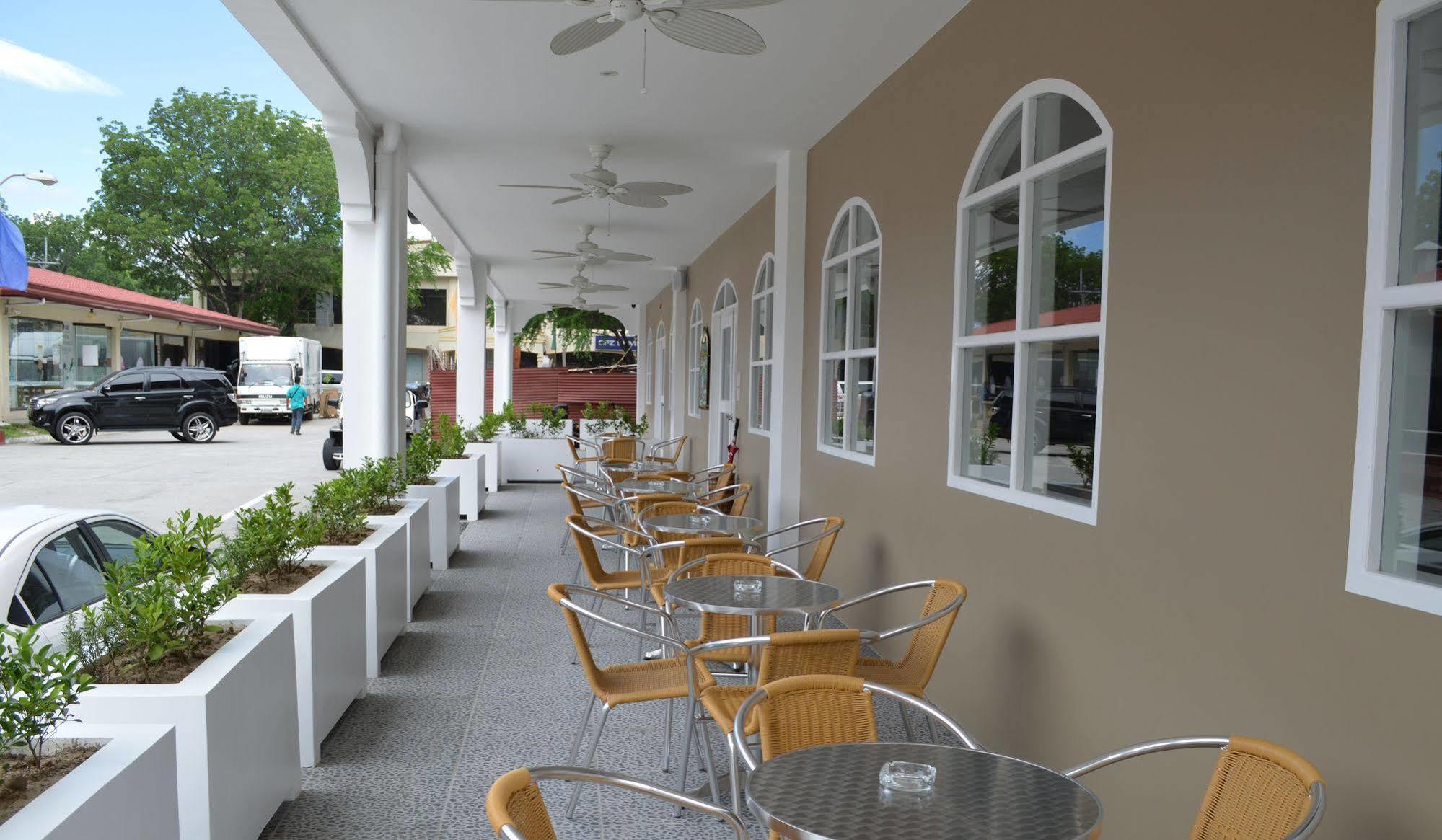 Kingsley'S Hotel And Gastro Pub Mabalacat Екстер'єр фото