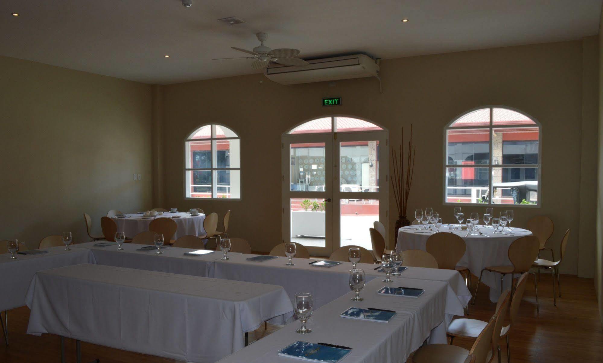 Kingsley'S Hotel And Gastro Pub Mabalacat Екстер'єр фото