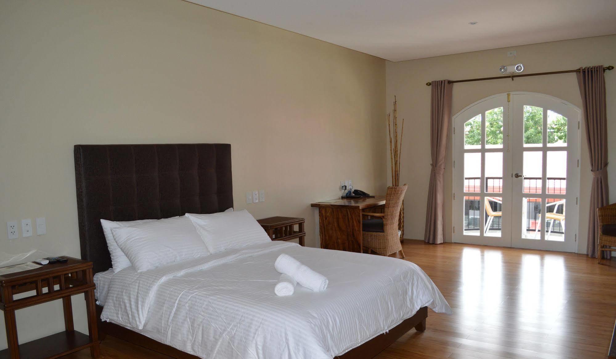 Kingsley'S Hotel And Gastro Pub Mabalacat Екстер'єр фото