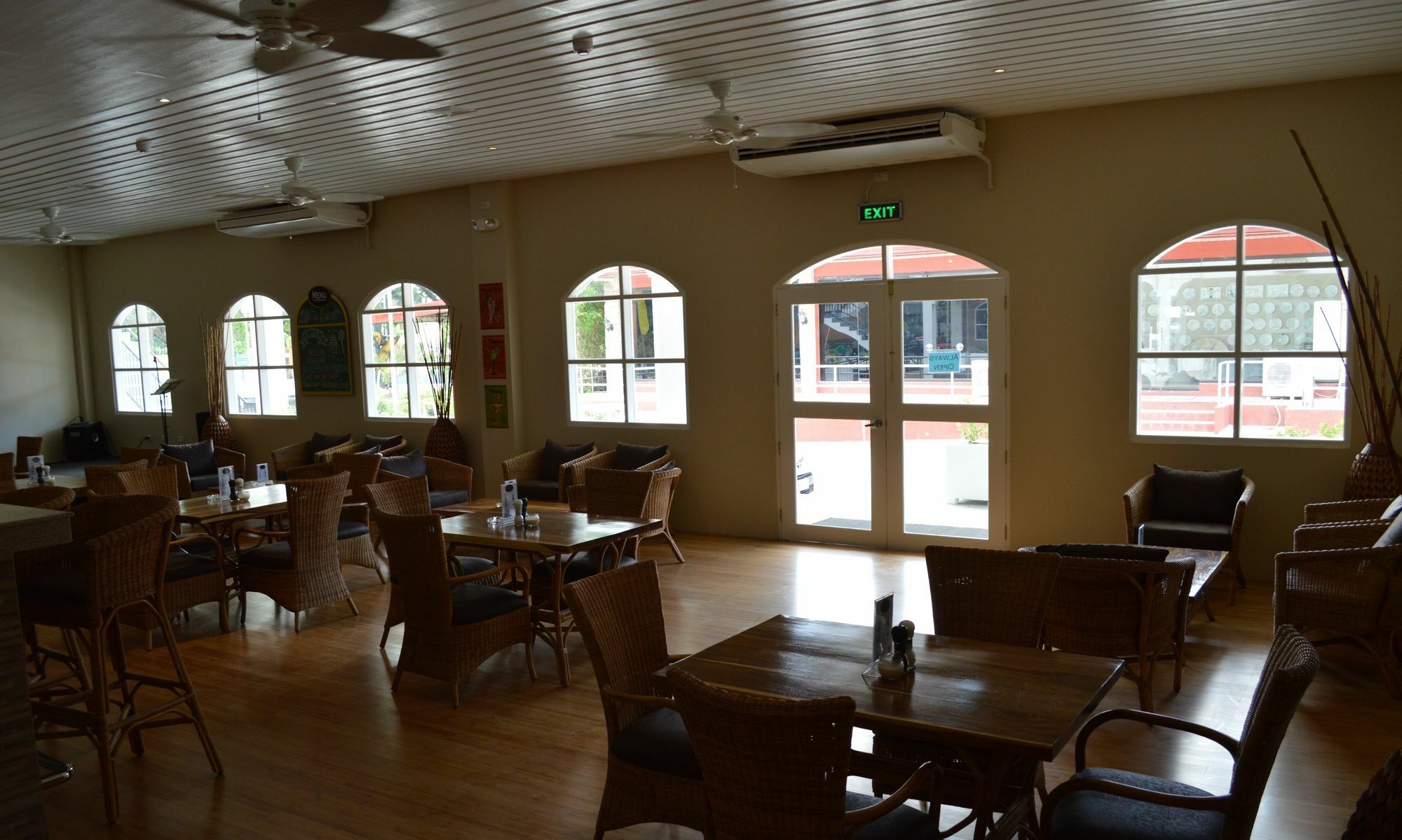 Kingsley'S Hotel And Gastro Pub Mabalacat Екстер'єр фото