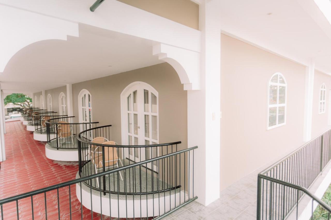 Kingsley'S Hotel And Gastro Pub Mabalacat Екстер'єр фото