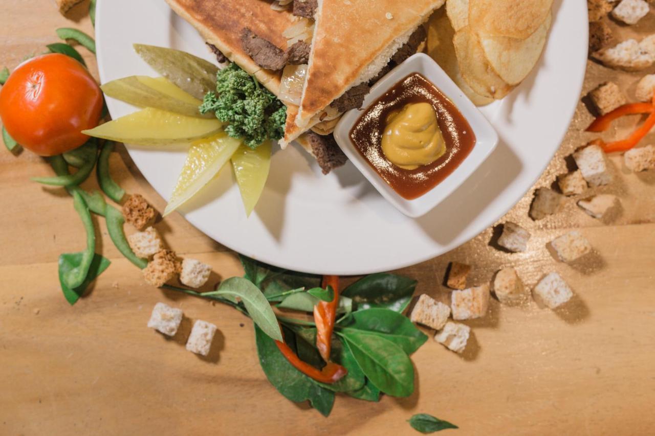 Kingsley'S Hotel And Gastro Pub Mabalacat Екстер'єр фото