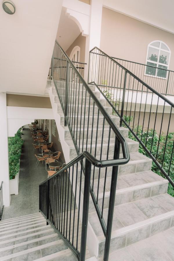 Kingsley'S Hotel And Gastro Pub Mabalacat Екстер'єр фото