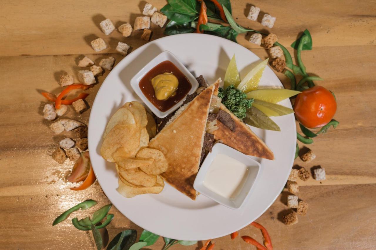 Kingsley'S Hotel And Gastro Pub Mabalacat Екстер'єр фото